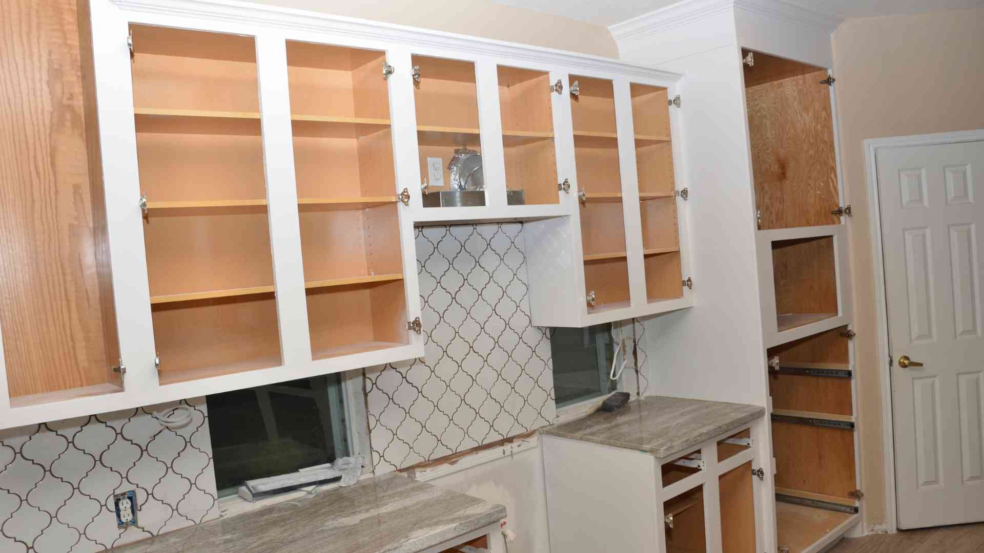 A Comprehensive Guide to Choosing the Right Cabinet Painting Techniques